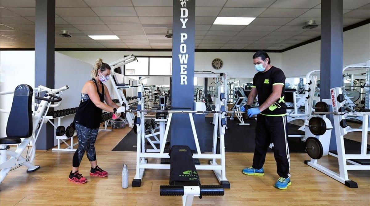 Labores de puesta a punto de un gimnasio en la localidad italina de Castiglione della Pescaia.