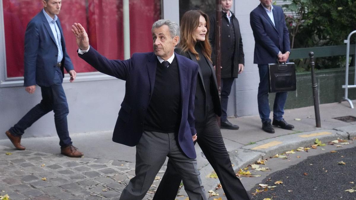 Nicolas Sarkozy i la seva dona, Carla Bruni, surten ahir del seu domicili a París per dirigir-se a la presó. | THIBAULT CAMUS / AP