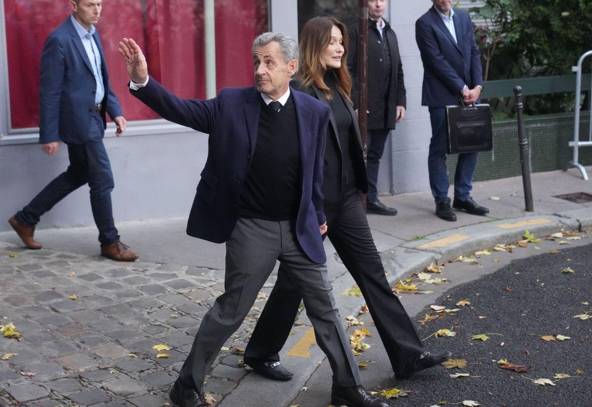 Sarkozy insisteix que és innocent a l’entrar a presó per finançament il·legal Sarkozy insisteix que és innocent a l’entrar a presó per finançament il·legal