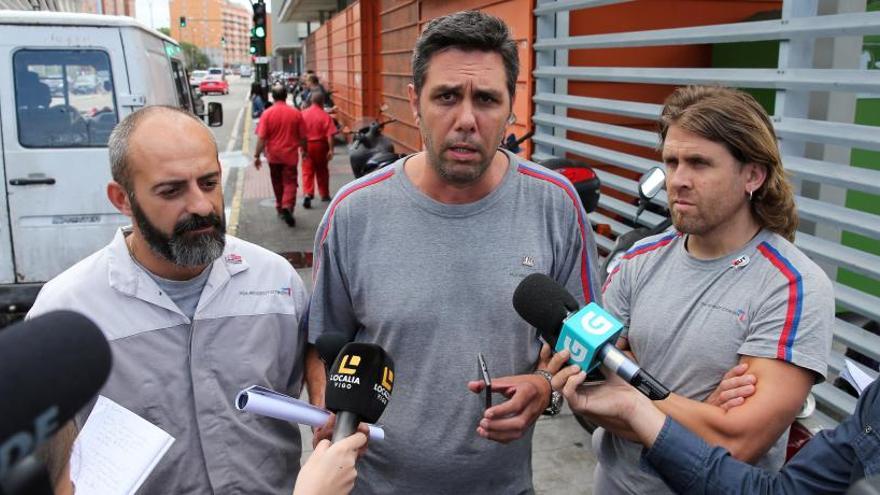 Santiago García, Manuel Domínguez y Vitor Mariño, hoy, frente a PSA-Vigo.