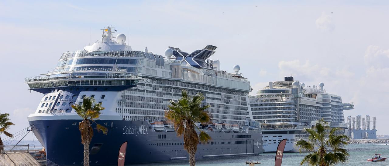 Imagen de los dos cruceros atracados en el puerto de Alicante