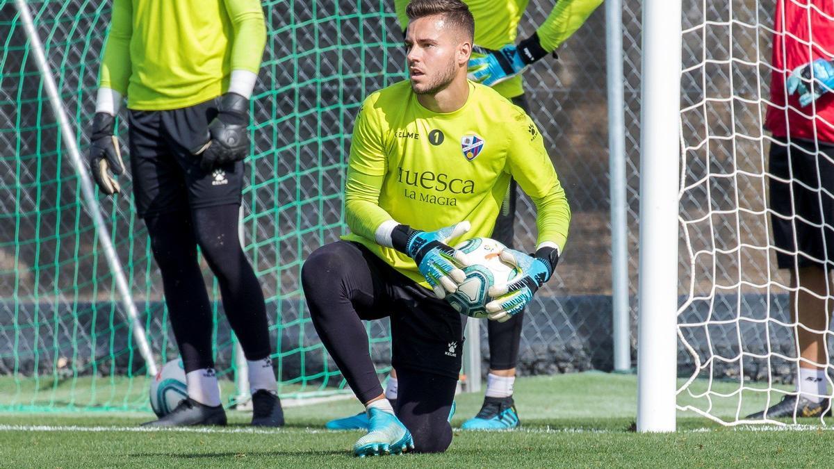 Álvaro Fernández, durante un entrenamiento con el club oscense.