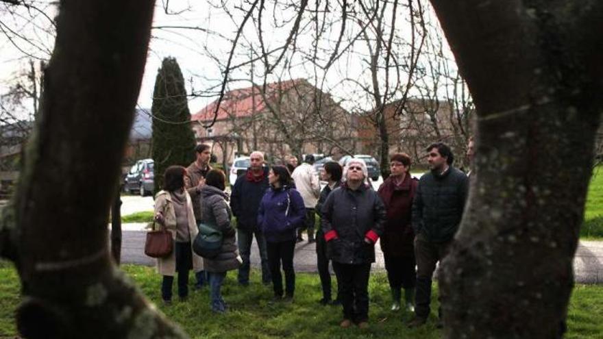 Representantes de la Xunta y de la administración lusa, ayer, en una finca de Callobre. // Bernabé / Luismy