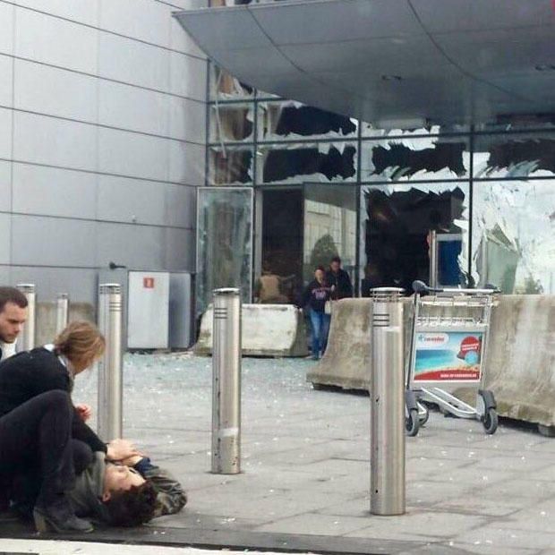 Cristales rotos y un herido en el exterior de la terminal.