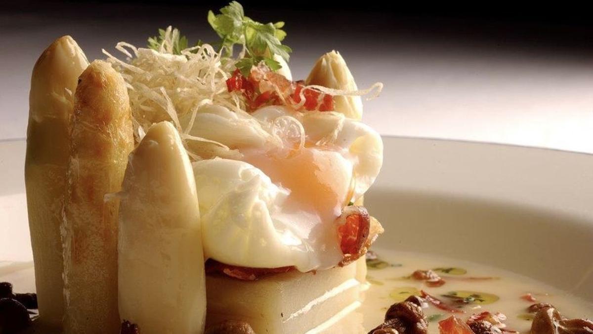 Espárragos blancos con huevo escalfado y 'perretxicos' del restaurante Túbal (Tafalla).