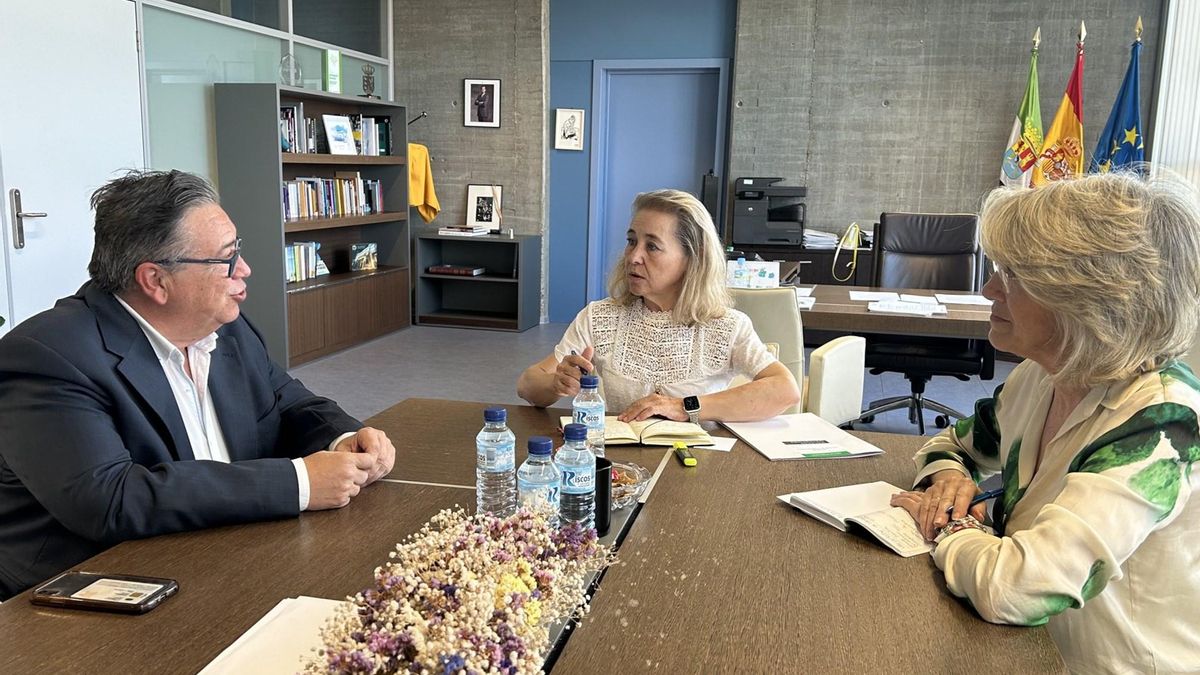 Encuentro entre Mercedes Vaquera, consejera de Educación, y el alcalde José María Ramírez.