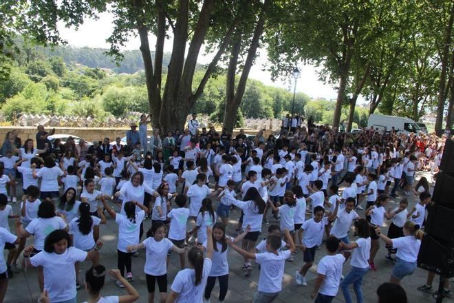 La danza llena el atrio de Darbo