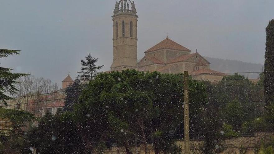 Imatge de la neu caient sobre Moià, aquest migdia de dimecres.