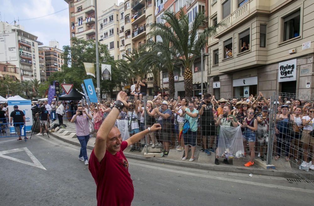 La sexta mascletà del concurso ofrece un espectáculo monótono, con un intenso final terrestre simultáneo que envuelve la plaza