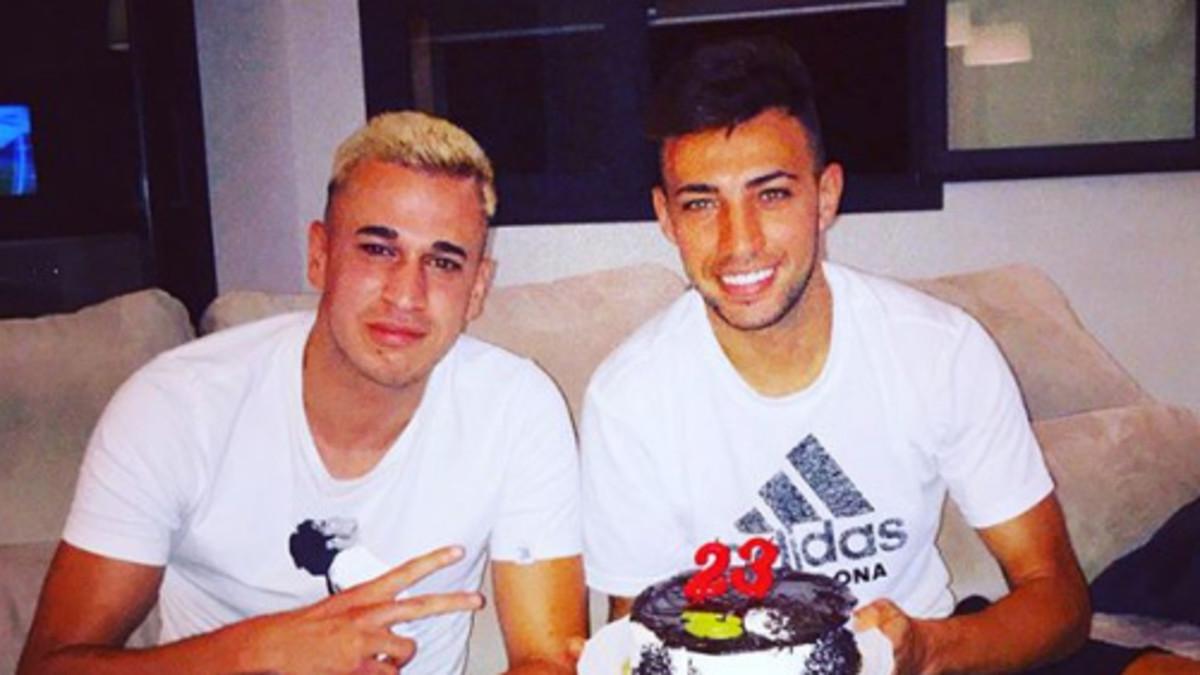 Munir, junto a un amigo y su tarta de cumpleaños