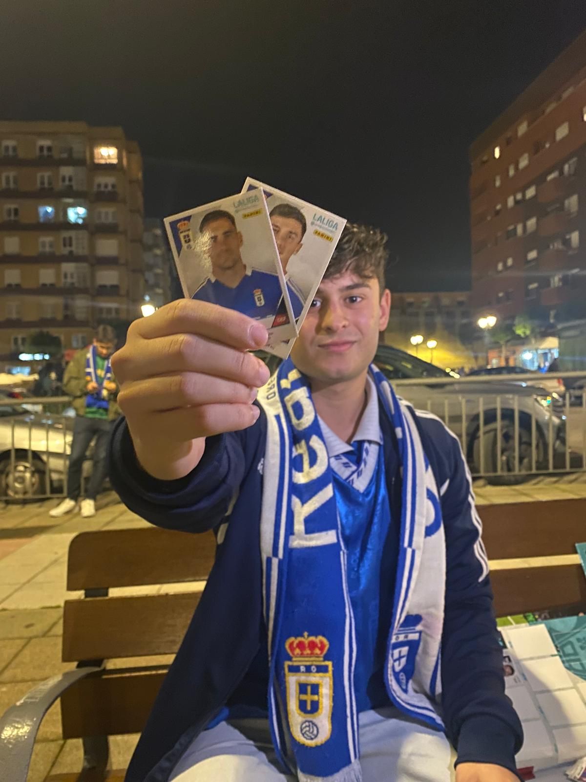 Así se vive en Asturias el boom del álbum de cromos de Segunda División