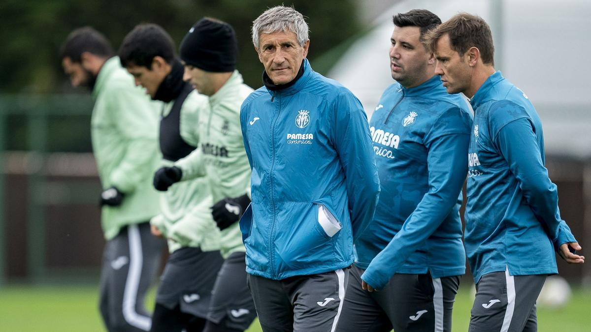 El entrenador del Villarreal CF, Quique Setién, junto a Amarelle (d), su segundo, durante la concentración de Turquía.