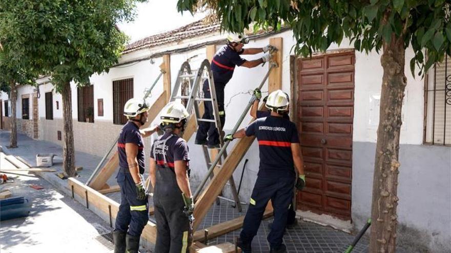 Los bomberos repasan el apuntalamiento de la casa de Fray Julián de Ávila 37