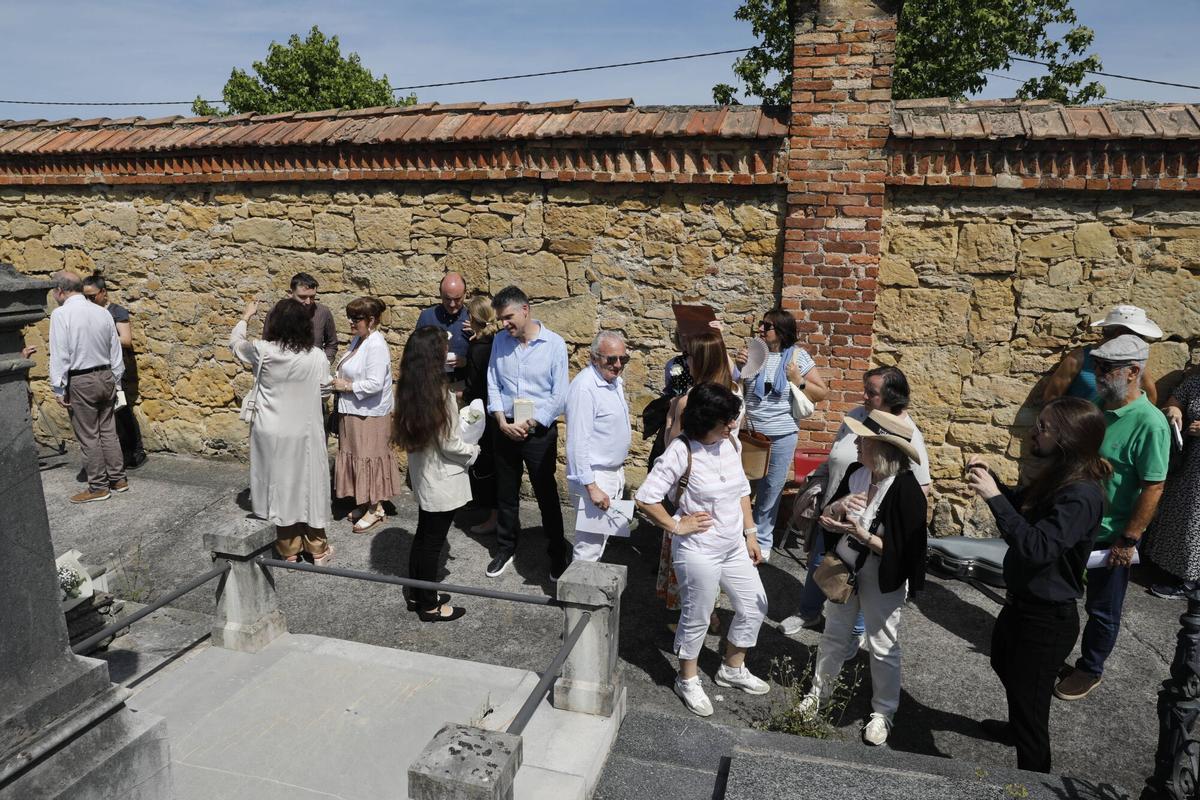 Oviedo. La Entidad Cultural Gaudiosa Asturias rinde homenaje a Leopoldo Alas Clarín en el 125.º aniversario de su fallecimiento en el cementerio de San Salvador