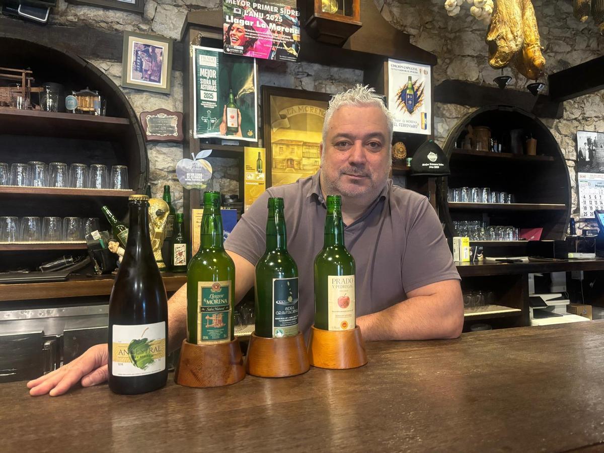 Afonso Prado, con las botellas de la sidra que elabora.