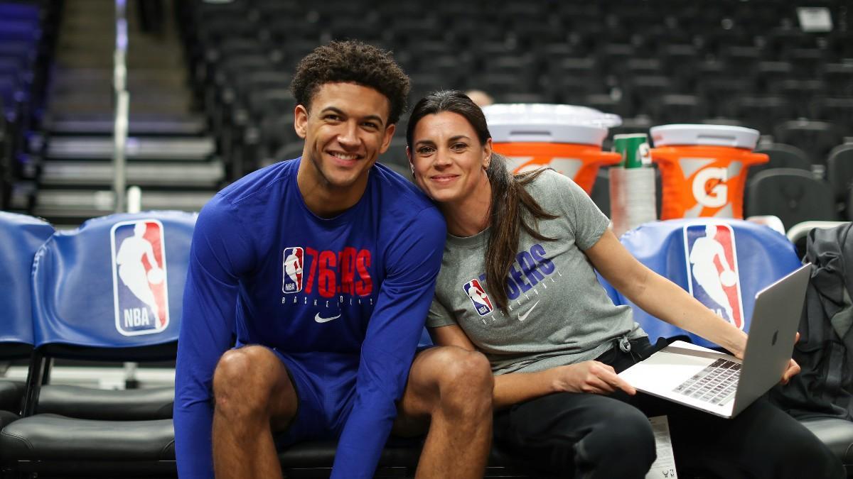 Lorena Torres junto a Matisse Thybulle durante su periplo en Philadelphia 76ers en la NBA