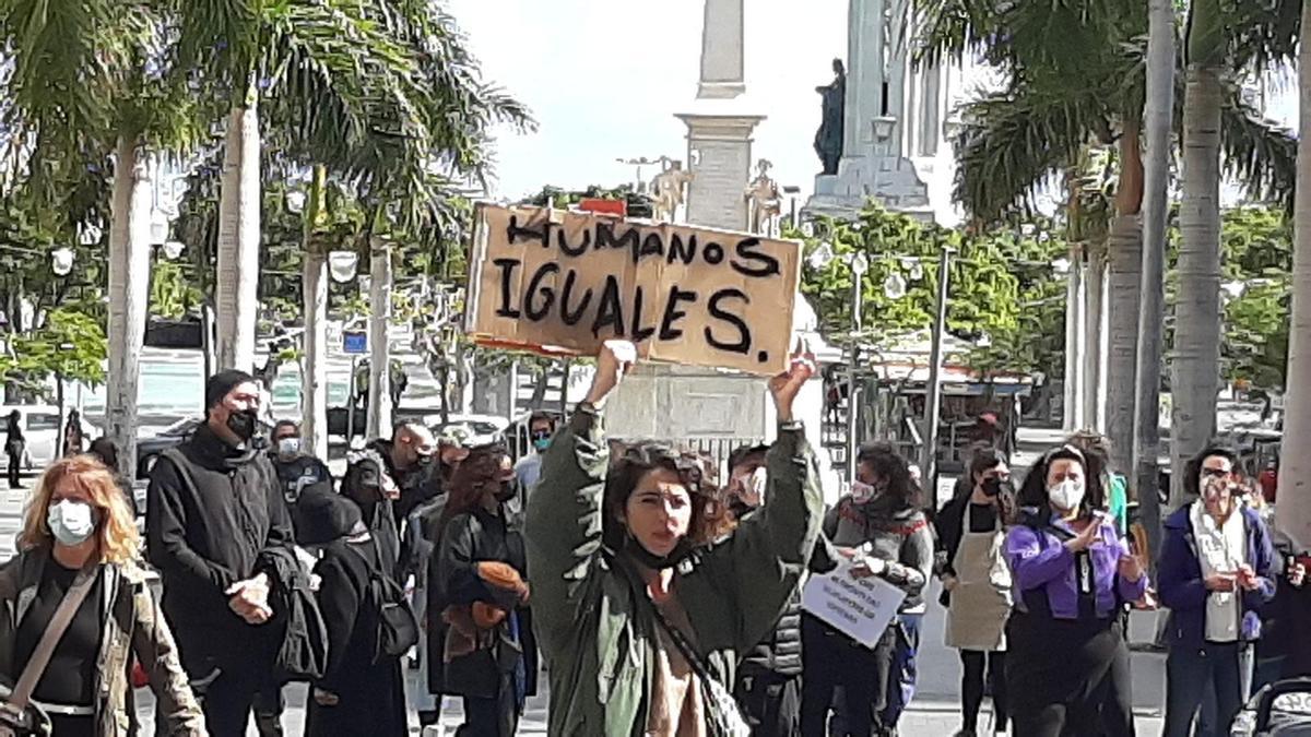 Un grupo de personas se manifiesta en solidaridad con los migrantes en Santa Cruz de Tenerife