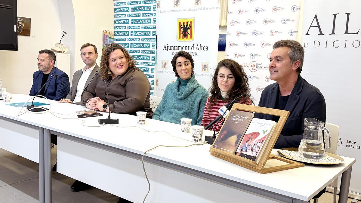 Joan Borja durante la presentacion de los libros de narrativa ganadores de los IX Premis Altea dse Literatura i Investigacio