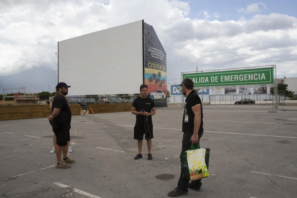 Montaje del nuevo autocine en Alicante, Cinemacar