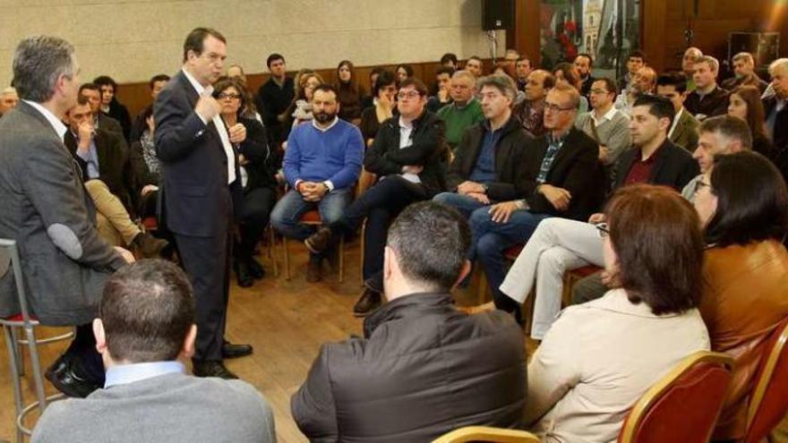 Caballero habla junto a Santos Héctor a los alcaldes y otros cargos socialistas en el acto celebrado ayer en un hotel de la ciudad // R. Grobas