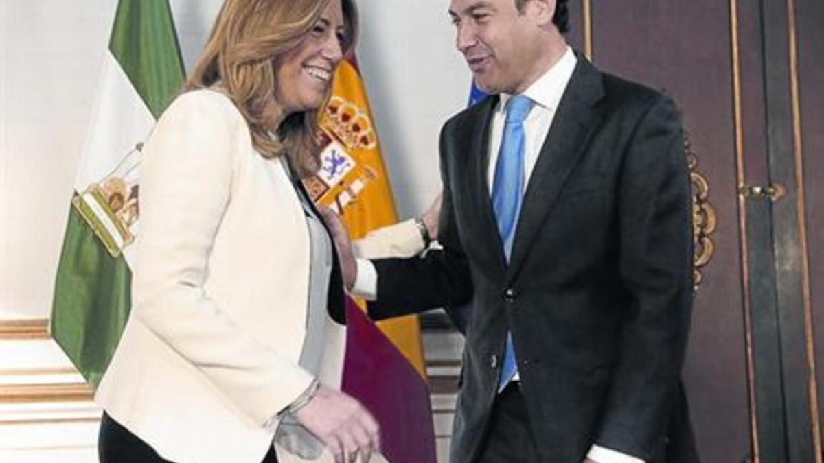 La presidenta en funciones de la Junta, Susana Díaz, y el candidato del PP a la presidencia, Juanma Moreno, en una reunión tras las elecciones.