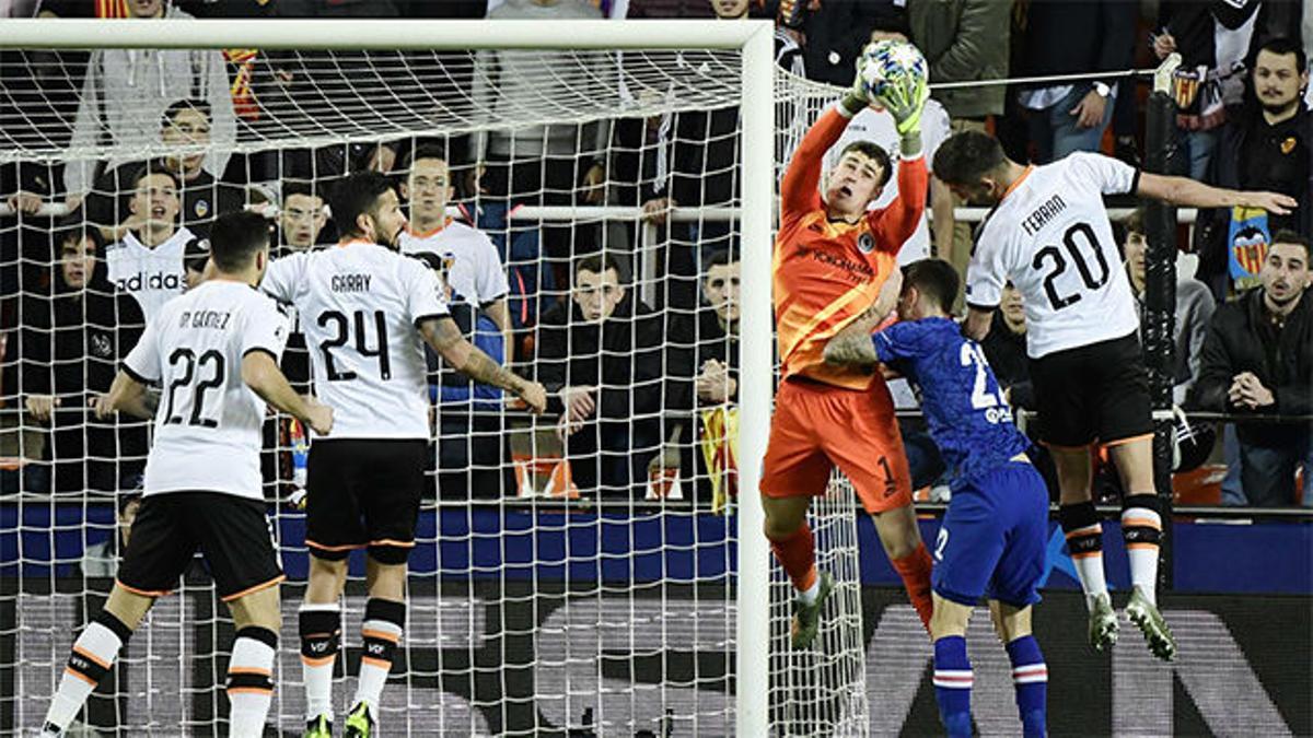 Paradón de Kepa a mano cambiada en el penalti lanzado por Parejo