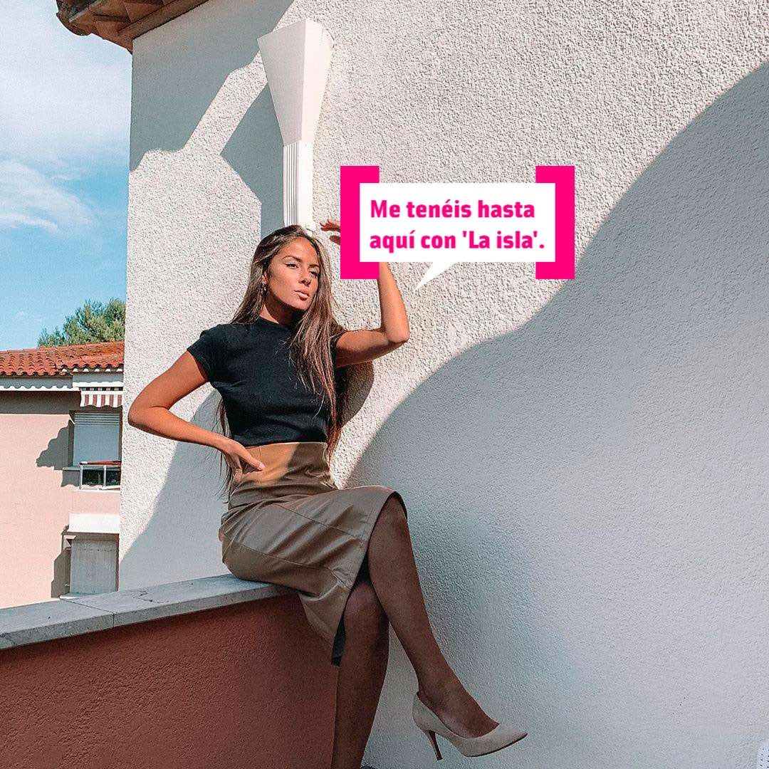 Melyssa Pinto posa en la terraza con 'lookazo': falda lápiz, salones 'nude' y crop top negro