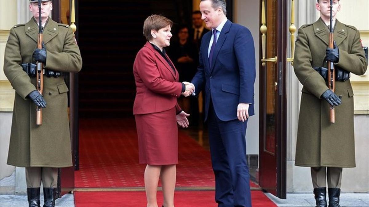 Cameron, con la primera ministra de Polonia, Beata Szydlo, este viernes, en Varsovia.