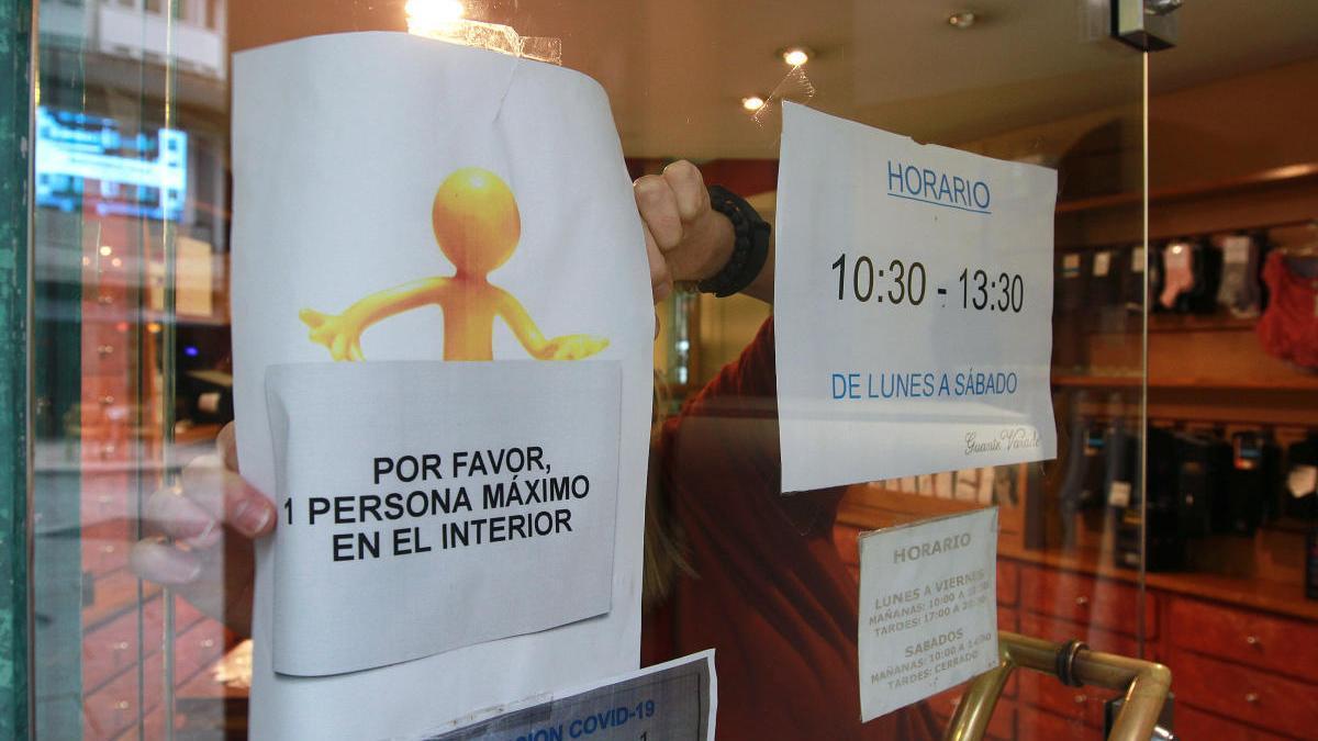 Un cartel de aforo limitado en un establecimiento de Ourense. // Iñaki Osorio