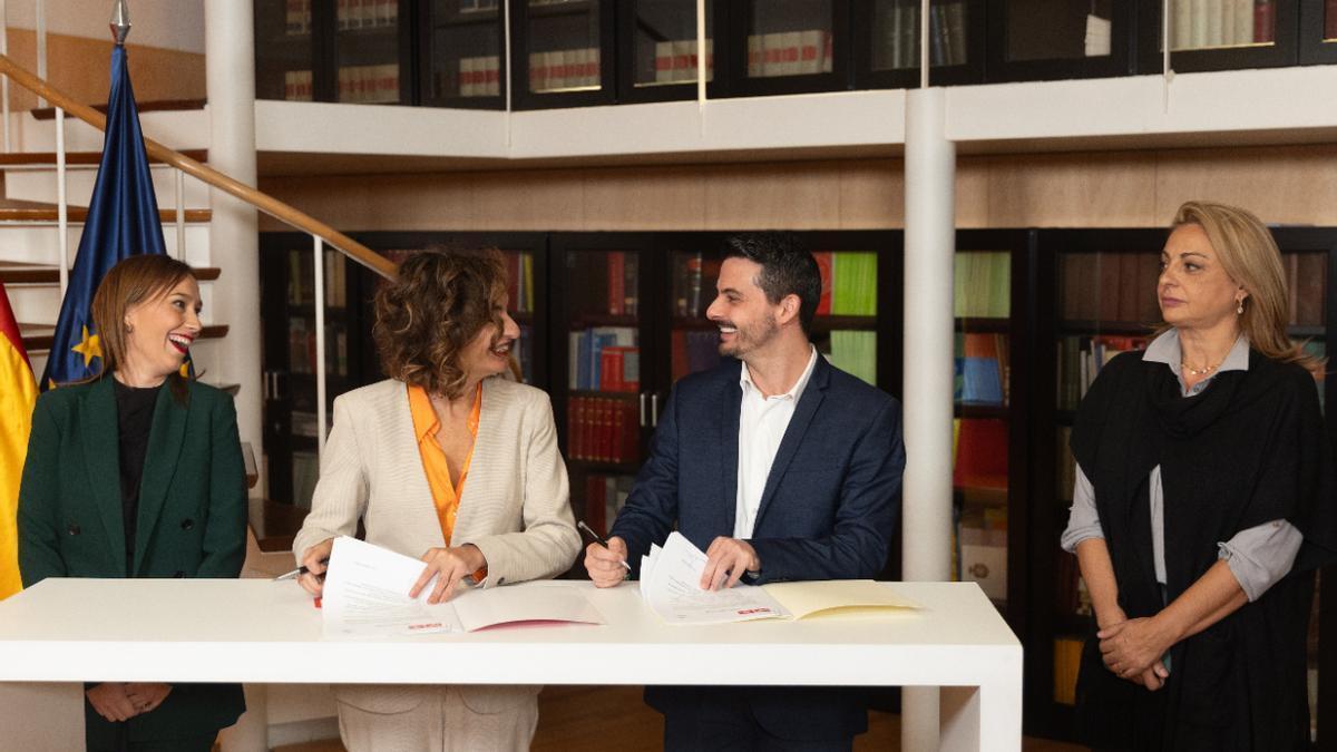 Nira Fierro, María Jesús Montero, David Toledo y Cristina Valido durante la firma de la agenda canaria en 2023.