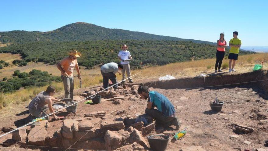 Los trabajos de excavación en el Cerro del Calvario se muestran hoy al público