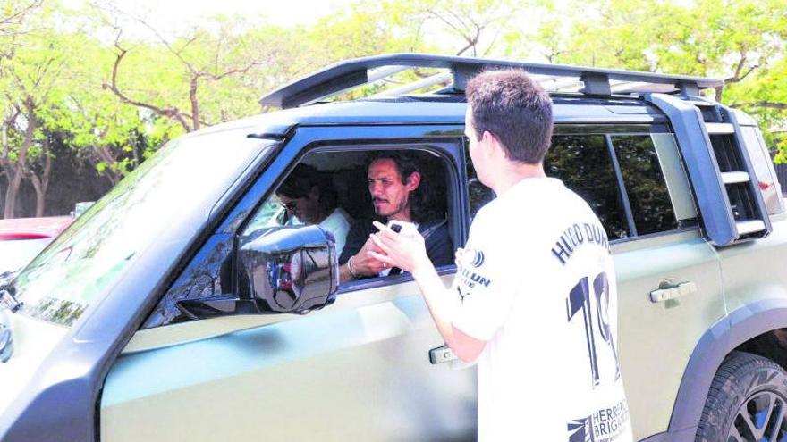 Edinson Cavani, junto a su hermano y representante, ayer a la salida de la ciudad deportiva. | J.M.LÓPEZ