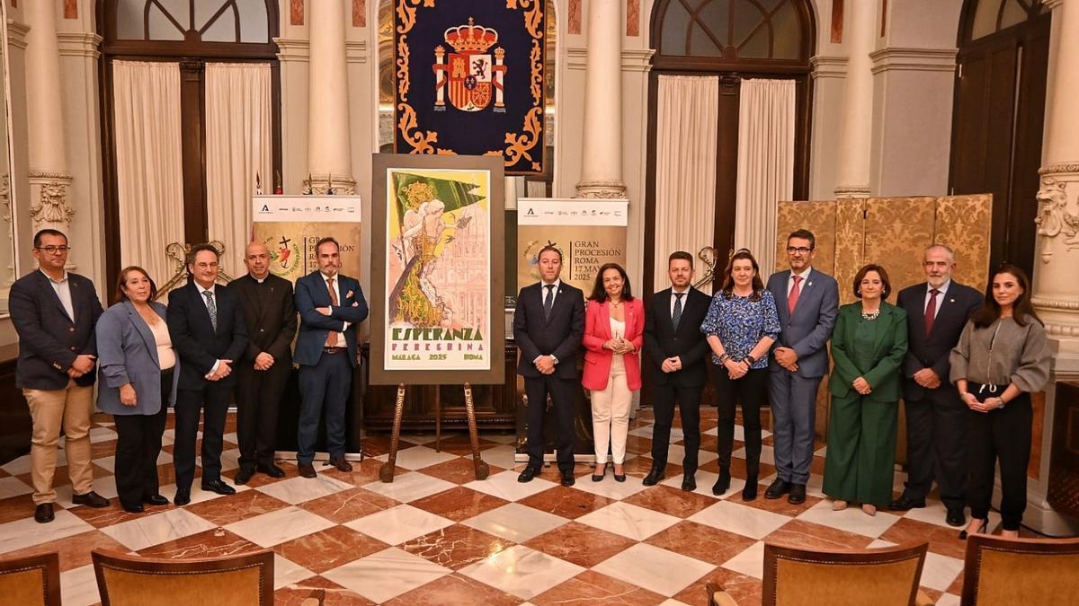 Presentación del cartel de la presencia de la Esperanza en Roma, con las autoridades asistentes.