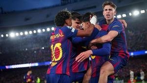 Los jugadores del Barça celebran un tanto ante el Newcastle