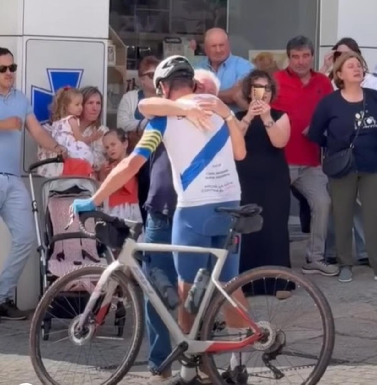 Martínez recibe un abrazo a su llegada a Sanxenxo