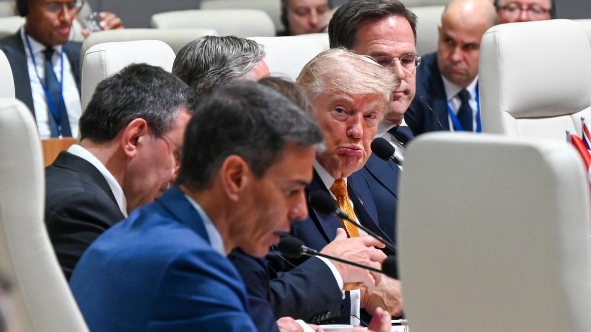 08/07/2026. Ankara, Turquía. El presidente de Estados Unidos, Donald Trump, observa al presidente del Gobierno español, Pedro Sánchez, durante una sesión de trabajo de la cumbre de líderes de la OTAN.