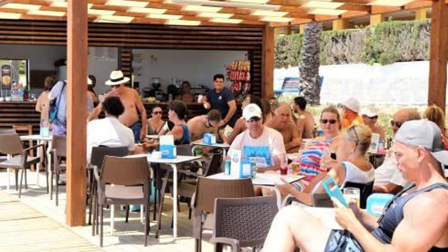 Uno de los chiringuitos en un día de máxima afluencia cerca de la playa del Carloti este verano.