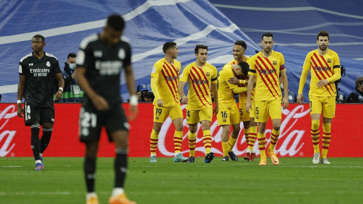 Els jugadors del Barça celebren un dels quatre gols al Bernabéu