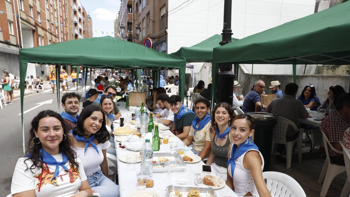 Un grupo de participantes en la comida en la calle de San Melchor.