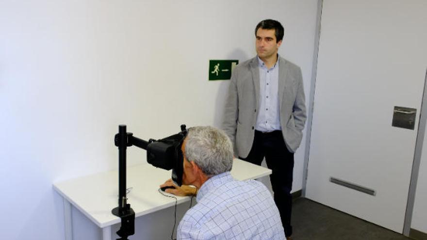 El doctor Manuel Murie, en un instante de la demostración del funcionamiento del dispositivo.