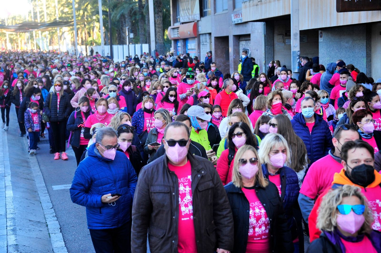 Marea rosa en Elche contra el cáncer de mama