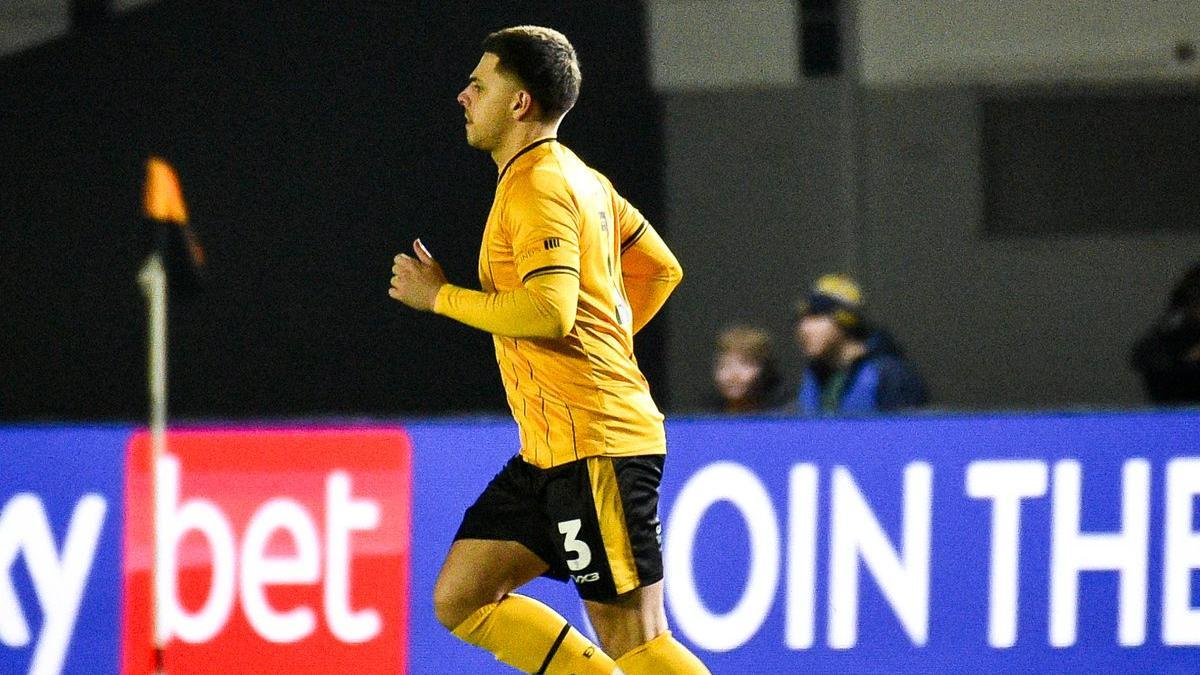 Adam Lewis, vistiendo la camiseta del Newport County