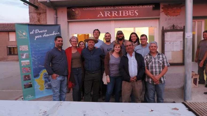 Participantes en la cata y autoridades locales.