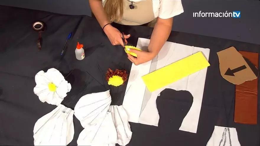 Aurora Domenech nos enseña a crear las flores virales de papel crepé en Taller Creativo  en Información TV