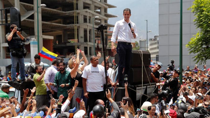 Guaidó reaparece en una manifestación y convoca un paro en la Administración Pública