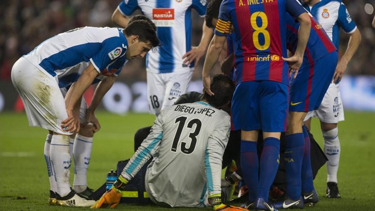Diego López se lesionó en el derbi del Camp Nou tras un choque con Luis Suárez