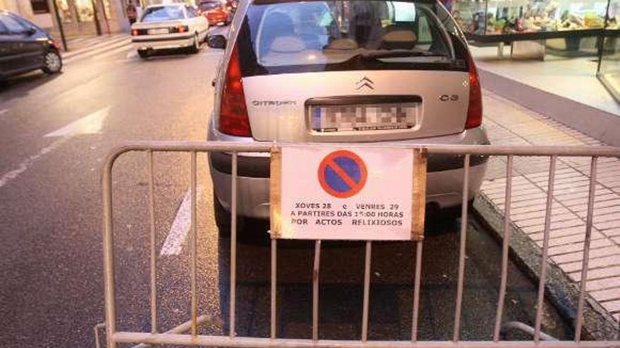 Una señal indicativa de la prohibición de aparcar, ayer. // J. L. Oubiña