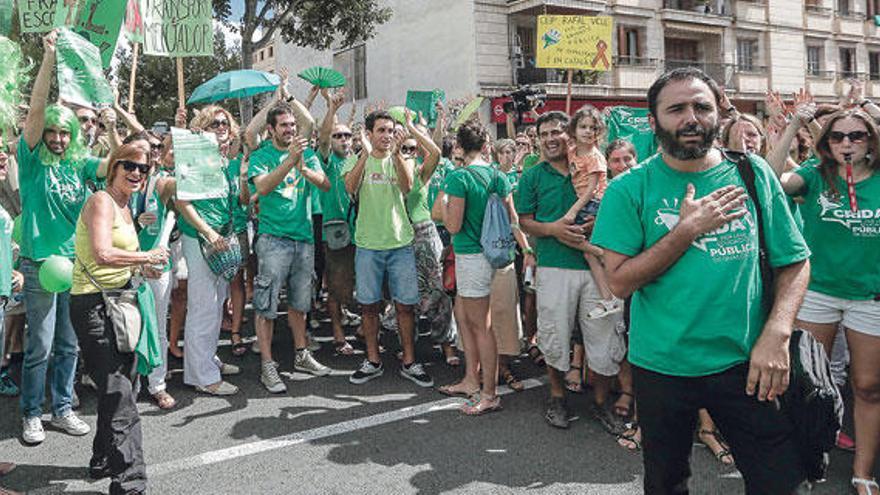 En la quinta jornada de huelga indefinida, ayer centenares de profesores, pero también alumnos y algunos padres, se concentraron ante la conselleria de Educación.