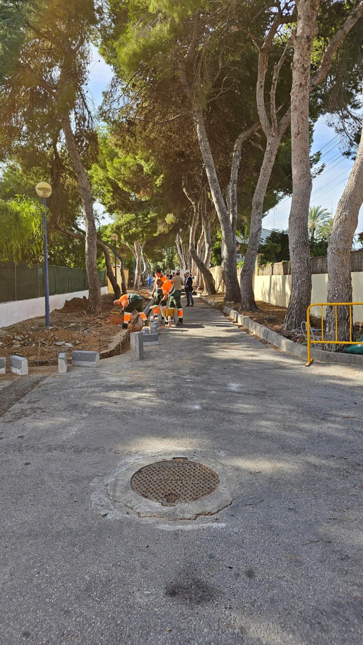 Obras en la calle Los Pinos de Punta Prima