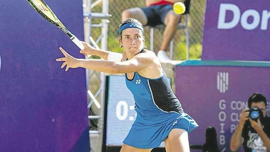 Sevastova golpea de derecha en su partido de semifinales ante Stosur.